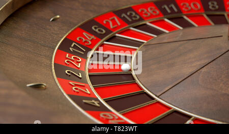 Un primer plano de una rueda de ruleta moderna hecha con madera con  marcadores rojos y negros y detalles de metal sobre un fondo aislado - 3D  render Fotografía de stock - Alamy