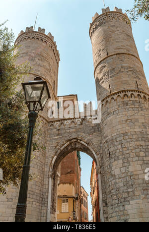 Antigua puerta de la ciudad Porta Soprana en Génova, Liguria, Italia Foto de stock
