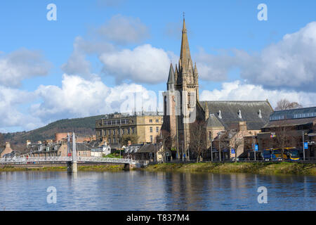 Con vistas al paisaje del río Ness, a medida que fluye a través de Inverness, Highland, Scotland, Reino Unido Foto de stock