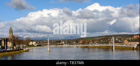 Con vistas al paisaje del río Ness, a medida que fluye a través de Inverness, Highland, Scotland, Reino Unido Foto de stock