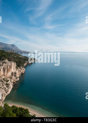 Vacía Playa paraíso escondido y tranquilo mar azul en un día soleado de verano en Croacia Foto de stock