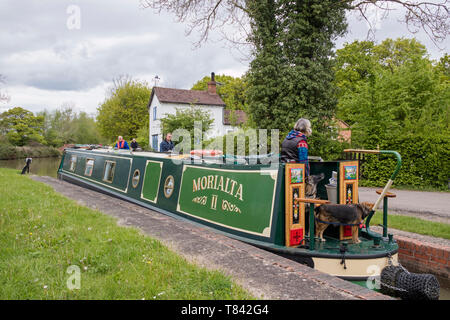 Navegación en la Stratford upon Avon Canal en Wilmcote top lock Wilmcote, Warwickshire, Inglaterra, Reino Unido. Foto de stock