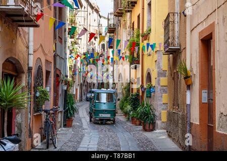 Italia, Cerdeña, provincia de Oristano, Bosa, una calle angosta