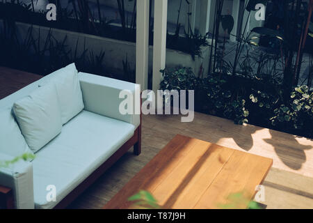 Sofá cama blanca en la terraza del patio en el jardín Fotografía de stock -  Alamy