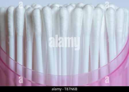 Hisopo de algodón blanco en Vista frontal en el cuadro rosa Foto de stock