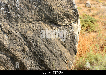Rocas antiguas talladas petroglifos en Gobustan National Park, cerca de Bakú, Azerbaiyán. Foto de stock