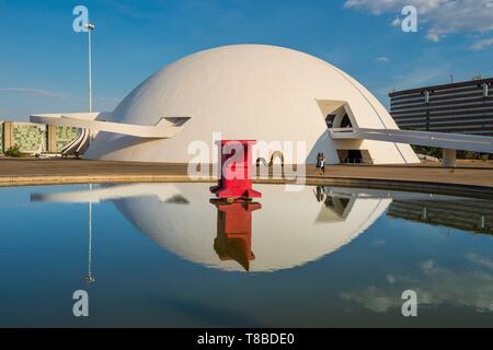 Brasil, el Centro-Oeste, el Distrito Federal de Brasilia, Museo Nacional de la República de Brasil por el arquitecto Oscar Niemeyer, clasificada como Patrimonio Mundial por la UNESCO Foto de stock