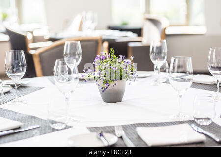 Tabla de lujo con vasos, servilletas y cubiertos en el restaurante u hotel Foto de stock
