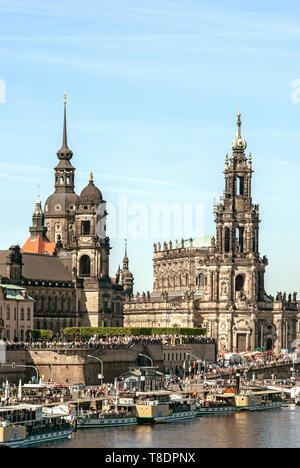 Casco antiguo histórico de Dresde con el río Elba en primer plano, Alemania