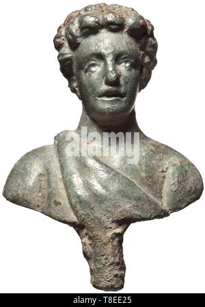 Un busto romano de la joven Commodus (161 - 192) segundo ANUNCIO del siglo. Pequeño busto de bronce con pátina verde oscuro. Retrato del Emperador menores con delicados rasgos faciales y voluminoso cabello rizado, vistiendo una túnica celebrada en el hombro derecho. La parte inferior con un pico para la fijación. 4,5 cm de altura. Marc Aurel Commodus nombrado co-emperador en 177. Tres años después de la muerte de su padre, él se convirtió en el único emperador. Después de gobernar durante 12 años, se convirtió en la víctima de una conspiración y fue estrangulado en el baño por el esclavo Narciso. El emperador Antonino dinastía, Additional-Rights-Clearance-Info-Not-Available Foto de stock