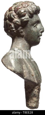 Un busto romano de la joven Commodus (161 - 192) segundo ANUNCIO del siglo. Pequeño busto de bronce con pátina verde oscuro. Retrato del Emperador menores con delicados rasgos faciales y voluminoso cabello rizado, vistiendo una túnica celebrada en el hombro derecho. La parte inferior con un pico para la fijación. 4,5 cm de altura. Marc Aurel Commodus nombrado co-emperador en 177. Tres años después de la muerte de su padre, él se convirtió en el único emperador. Después de gobernar durante 12 años, se convirtió en la víctima de una conspiración y fue estrangulado en el baño por el esclavo Narciso. El emperador Antonino dinastía, Additional-Rights-Clearance-Info-Not-Available Foto de stock