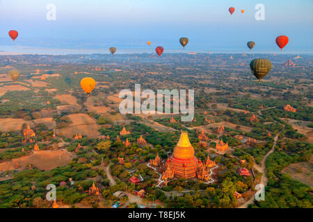 Vista de la Pagoda Dhammayazika desde un vuelo en globo de aire caliente a través de Bagan, Myanmar