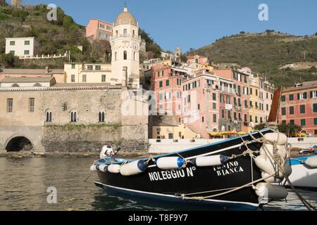 Italia, Liguria, Cinque Terre, el Parque Nacional de Cinque Terre, catalogada como Patrimonio de la Humanidad por la UNESCO, el barco en el puerto de Vernazza junto a la iglesia de Santa Margarita de Antioquía Foto de stock