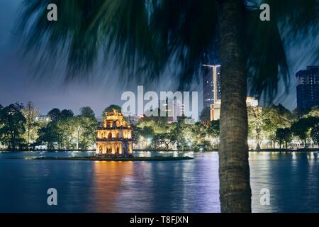 Horizonte de Hanoi al anochecer. Torre de la tortuga en el Lago Hoan Kiem en el casco antiguo. Foto de stock