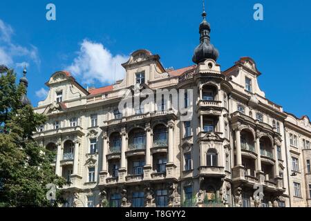 República Checa, Praga, catalogada como Patrimonio de la Humanidad por la UNESCO, zona Nove Mesto, edificios en riberas Vlata Foto de stock