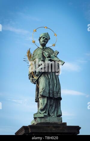 República Checa, Praga, catalogada como Patrimonio de la Humanidad por la UNESCO, zona de Mala Strana; estatua en el puente de Carlos Foto de stock