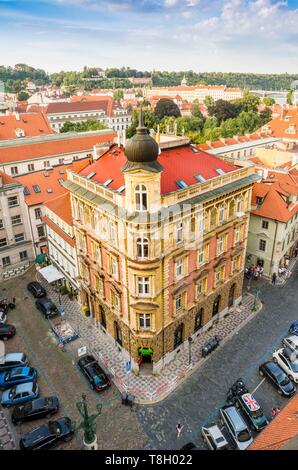 República Checa, Praga, catalogada como Patrimonio de la Humanidad por la UNESCO, zona de Mala Strana; vista desde la torre del puente Foto de stock