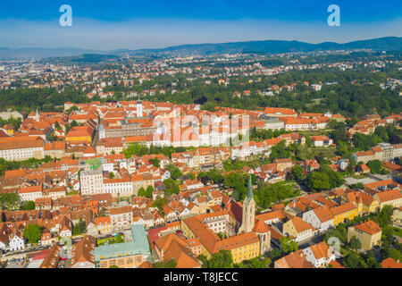 Croacia, vistas panorámicas en la parte superior de la ciudad de Zagreb, techos de tejas rojas y palacios del centro antiguo barroco.