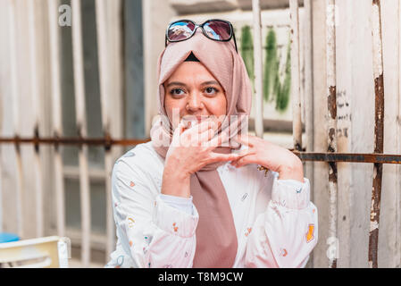 Hermosa mujer musulmana en velo moderno y de moda ropa bebe bebe té turco  tradicional.Las mujeres musulmanas modernas o de estilo de vida Viajes  turismo Fotografía de stock - Alamy