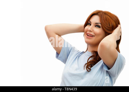 Mujer con un cabello hermoso después de inyecciones de ácido hialurónico y Botox sobre fondo blanco aislado Foto de stock