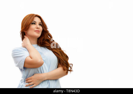 Mujer con un cabello hermoso después de inyecciones de ácido hialurónico y Botox sobre fondo blanco aislado Foto de stock