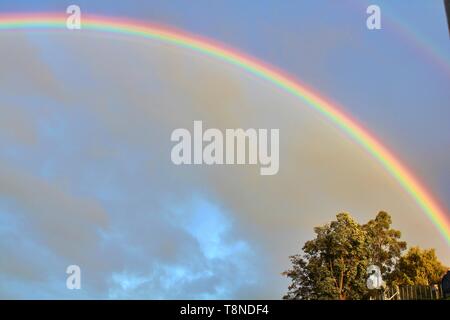 Hermoso brillante verdadero doble arco iris en el cielo nublado, Queenstown, Nueva Zelanda Foto de stock