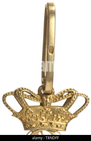 Una orden del Dannebrog, 5º modelo bajo Christian IX (1863 - 1906) - Commander's Cross Cruz de la Orden en oro con el nombre de "cifrado CR IX' entre la corona y la cruz colgante para el cuerpo. En el anillo de suspensión es la marca de garantía de Copenhague con la cifra "76" para el año 1876. Excepto para algunos el mínimo daño a la punta del brazo transversal inferior izquierda, en el mejor estado de conservación y en la cinta de opciones personalizada original el cuello en busca de desgaste, en un caso por Bacqueville incorrecto, París. Ancho 40 mm. Peso 31,2 g. histórico, histórico, medallas, condecoraciones, medallas, Additional-Rights-Clearance-Info-Not-Available Foto de stock