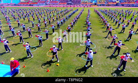 En Shenyang (China). 14 de mayo de 2019. Cientos de personas hacen baloncesto y hula hoop ejercicios en Shenyang, al noreste de la Provincia China de Liaoning. Crédito: Zuma Press, Inc./Alamy Live News Foto de stock