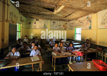 Los estudiantes de la escuela primaria de Bangladesh en su aula. Narsingdi, Bangladesh Foto de stock