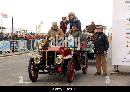 El Sr. Alex Tanner conduciendo su 1905 Sunbeam en cruzar la línea de meta del 2018 London to Brighton Veteran Car Run Foto de stock