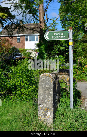 Sendero público, comenzando en una calle residencial, Boughton Monchelsea village, Kent, Inglaterra. Foto de stock