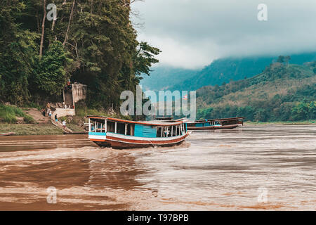 Barco turístico en el río Mekong en Laos viajar a Lunag Prabang Foto de stock