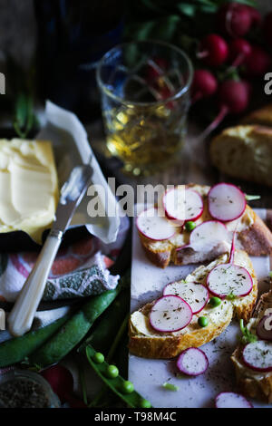 Mantequilla y rábano crostini Foto de stock