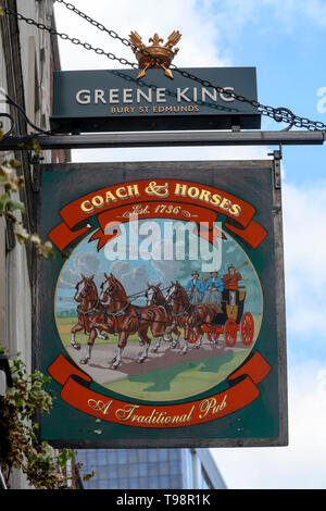 El entrenador de caballos y pub en la intersección de la Calle Great Marlborough Street, Soho y Polonia, Westminster, Londres, Inglaterra, Reino Unido. Foto de stock