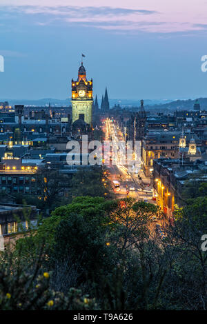 Vistas a la calle Princes Street y de la ciudad de Edimburgo en Escocia de Carlton Hill