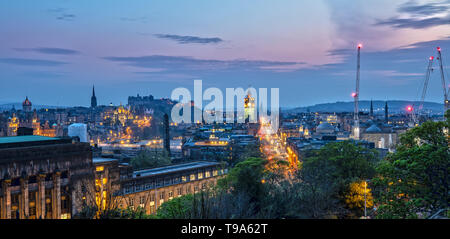 Vistas a la calle Princes Street y de la ciudad de Edimburgo en Escocia de Carlton Hill