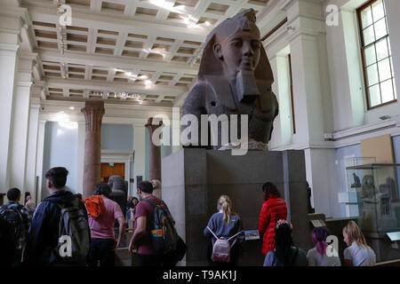 Beijing, Gran Bretaña. El 15 de mayo, 2019. La gente visita la estatua del rey Ramsés II muestra en el Museo Británico de Londres, Inglaterra, 15 de mayo de 2019. El sábado se conmemora el Día Internacional de los museos. Crédito: Yan Han/Xinhua/Alamy Live News Foto de stock