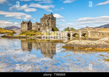 En Dornie Eilean Donan Castle en las Highlands escocesas, Escocia Foto de stock