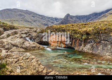 Fairy piscinas en la Isla de Skye en Escocia Foto de stock