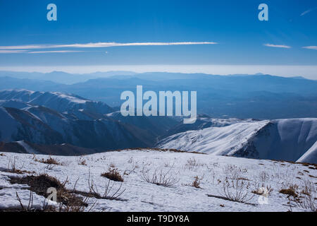 Un paisaje de montaña nevada en Teherán. Foto de stock
