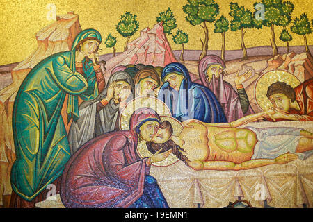 Un mosaico representación del cuerpo de Cristo está preparado después de su muerte, frente a la piedra de la Unción de los enfermos, en la Iglesia del Santo Sepulcro en Jerusalén. Foto de stock