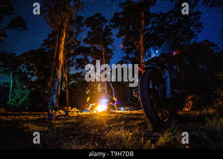 Acampar bajo las estrellas durante un viaje en motocicleta en Australia Foto de stock