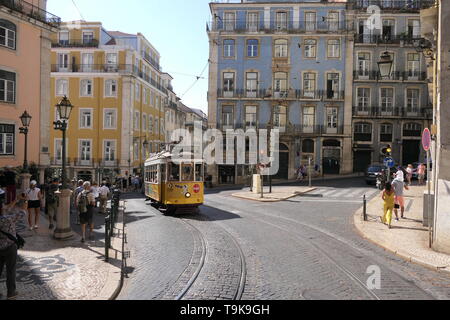 PORTUGAL, Lisboa - 30 de septiembre de 2018: Vista de el famoso tranvía 28, en el casco histórico de Alfama en Lisboa (Rua da Madalena), Portugal Foto de stock