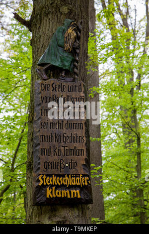 Consonancia de palabras a la entrada del sendero excursionista Steckeschlääfer-Klamm, Binger bosque, Bingen en el Rin, Renania-Palatinado, Alemania Foto de stock