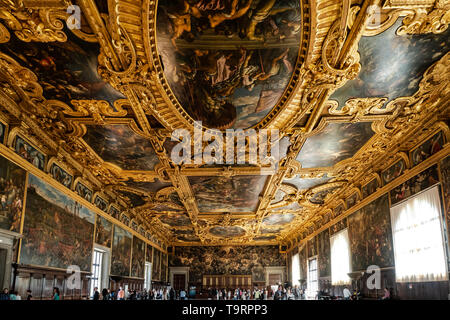 Venecia, Italia - 18 de abril de 2019 la sala del Gran Consejo en el Palacio Doge con turistas. Detalle del techo.