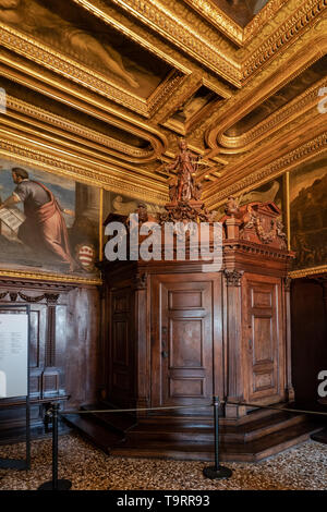 Venecia, Italia - 18 de abril de 2019 la sala de brújula en el palacio Doge. Justicia estatua de madera y puertas.
