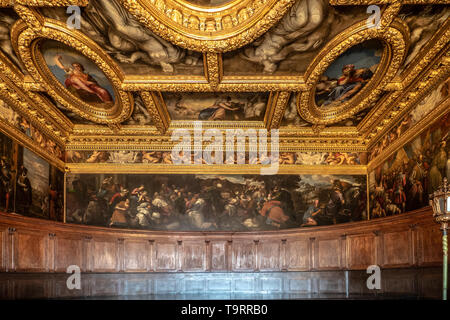 Venecia, Italia - 18 de abril de 2019 la Cámara del Consejo de decenas en el palacio Doge. Detalle de pintura.
