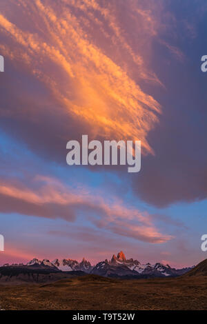 Las nubes de colores en el cielo del amanecer sobre el Monte Fitz Roy en el Parque Nacional Los Glaciares, cerca de El Chaltén, Argentina. Un sitio de Patrimonio Mundial de la UNESCO en la Pa