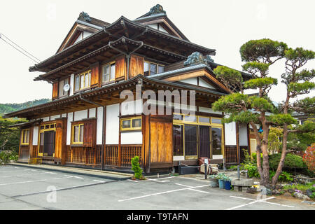 Casa tradicional japonesa en Oshino Hakkai village, cinco lagos de Fuji, Japón. Foto de stock