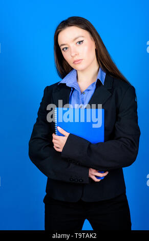 Belleza inteligente. nerd chica estudiante en ropa formal. El negocio de la  moda. Colegiala con carpeta de documentos. mujer de chaqueta con notas de  papel. Listo para menos Fotografía de stock -